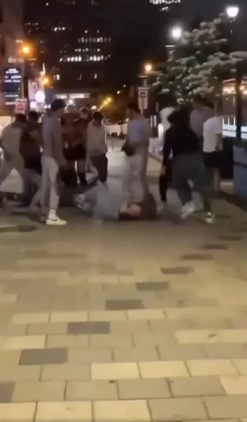 دو لزبین معروف وسط خیابان توسط چند مرد کتک خوردند!!!